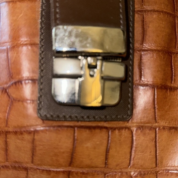 Dooney and Bourke 2-Tone Brown Croc Embossed large Bucket Tote Shoulder Bag (H) - Picture 4 of 9